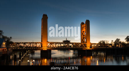 Die Tower Bridge ist ein vertikaler Aufzug Brücke über den Sacramento River und verbindet West Sacramento in Yolo County im Westen, mit der Hauptstadt von Kalifornien, Sacramento, Sacramento County im Osten Stockfoto