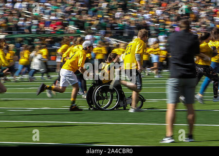 Waco, Texas, USA. 12 Okt, 2019. Baylor Bears Fans in Aktion während des Spiels zwischen der Texas Tech-roten Räuber und der Baylor Bären am McLane Stadion in Waco, Texas. Credit: Dan Wozniak/ZUMA Draht/Alamy leben Nachrichten Stockfoto