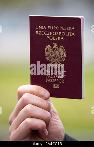 Göteborg, Schweden. 13 Okt, 2019. Ein Blick auf einen polnischen Pass in der Hand vor der Polonia Center statt. Ein Personalausweis ist notwendig, um das Recht auf Wahlen zu haben. Die Bürger und Einwohner von Schweden, die aus Polen Stimmen im Jahr 2019 die polnischen Parlamentswahlen in Göteborg, Schweden ausgewandert. Credit: SOPA Images Limited/Alamy leben Nachrichten Stockfoto