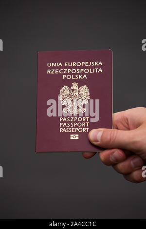 Göteborg, Schweden. 13 Okt, 2019. Ein Blick auf einen polnischen Pass in der Hand vor der Polonia Center statt. Ein Personalausweis ist notwendig, um das Recht auf Wahlen zu haben. Die Bürger und Einwohner von Schweden, die aus Polen Stimmen im Jahr 2019 die polnischen Parlamentswahlen in Göteborg, Schweden ausgewandert. Credit: SOPA Images Limited/Alamy leben Nachrichten Stockfoto