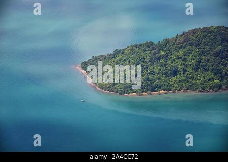 Phuket Thailand der Antenne drone Vogelperspektive Foto von tropischen Meer, Indischer Ozean, Küste mit wunderschönen Insel südlich von Bangkok in der Andaman See, ne Stockfoto