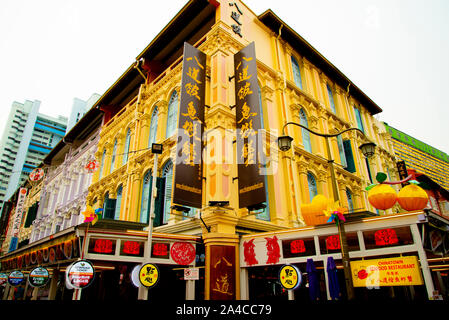 SINGAPORE CITY, Singapur - 11 April, 2019: Bunte Straße in Chinatown Stockfoto