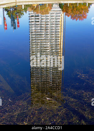 Reflexionen in einem See - "Claridge Symbol Eigentumswohnung Ottawa', 45 Stockwerke der Schandfleck Luxushotels nutzlos Eigentumswohnung in Ottawa, Ontario, Kanada. Stockfoto