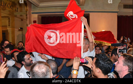 Tunis, Tunesien. 13 Okt, 2019. Anhänger der Tunesischen Präsidentschaftskandidat, Kais Saied feiern, nachdem ein Polling Agentur bekannt, dass Saied mit überwältigender Mehrheit hat die tunesischen Presidential Run-off-gewonnen. Credit: SOPA Images Limited/Alamy leben Nachrichten Stockfoto