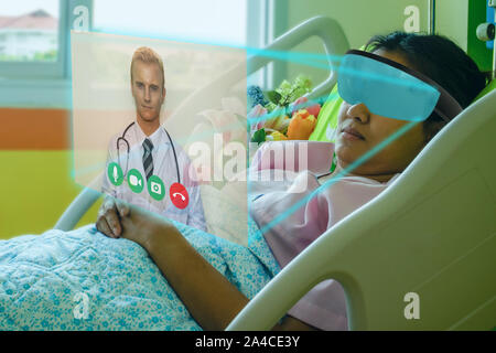 Intelligente Technologie im Krankenhaus Konzept, den Patienten die Verwendung von Smart Gläser mit Augmented gemischt virtual reality Technologie online Meeting mit dem Arzt Stockfoto