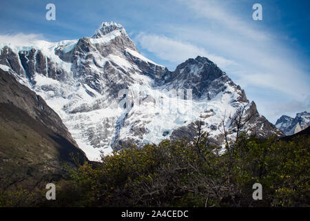 Paine Grande abgedeckt in Eis und Schnee im Torres del Paine Nationalpark, Chile Stockfoto