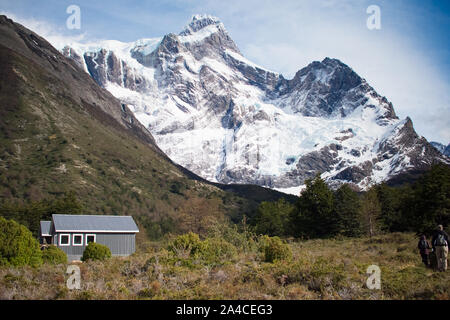 Paine Grande abgedeckt in Eis und Schnee im Torres del Paine Nationalpark, Chile Stockfoto