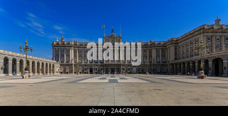 Madrid, Spanien - 4 Juni, 2017: Blick auf die prachtvolle barocke Architektur der Königlichen Palast oder Palacio Real und die Plaza de la Armeria Stockfoto