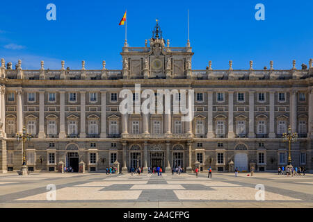 Madrid, Spanien - 4 Juni, 2017: Blick auf die prachtvolle barocke Architektur der Fassade der Königspalast oder Palacio Real und die Plaza de la Armeria Stockfoto
