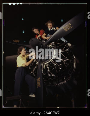 Die sorgfältige Hände der Frauen werden in präzise Flugzeuge Motor Montage Aufgaben bei Douglas Aircraft Company, Long Beach, Kalifornien ausgebildet. Stockfoto