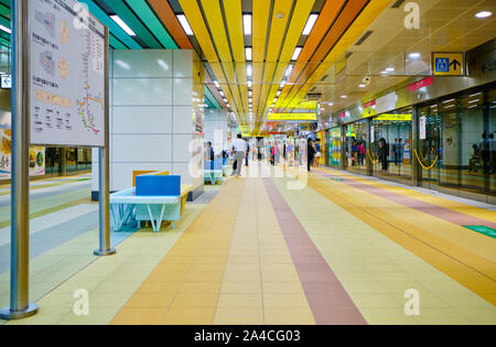 Die Menschen warten auf den Zug am U-Plattform von Kaohsiung Hauptbahnhof Stockfoto