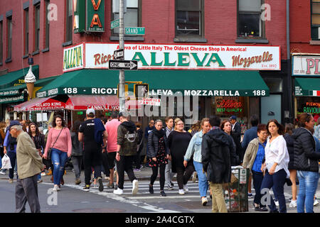 Alleva Dairy an der Ecke Mulberry und Grand St's, Little Italy, Manhattan, New York, NY Stockfoto