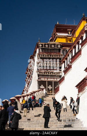 Lhasa, China - 13. Dezember 2018: Touristen gehen Sie die Treppe, die zu den berühmten Potala Palast in der Altstadt von Lhasa in Tibet Provinz auf einem sonnigen Winter Stockfoto