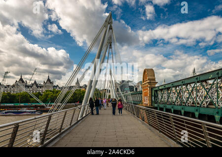 Blick auf die Golden Jubilee Bridges vom Südende mit Victoria Embankment und Whitehall Gardens im Hintergrund. London, Großbritannien. Stockfoto