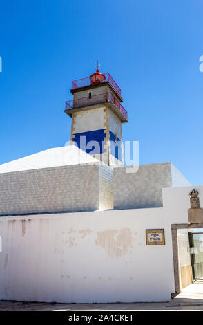 Detail der obere Abschnitt der Santa Marta Leuchtturm gebaut im Jahr 1867, das königliche Wappen und Krone und den Leuchtturm name auf einem typischen Portugues Stockfoto