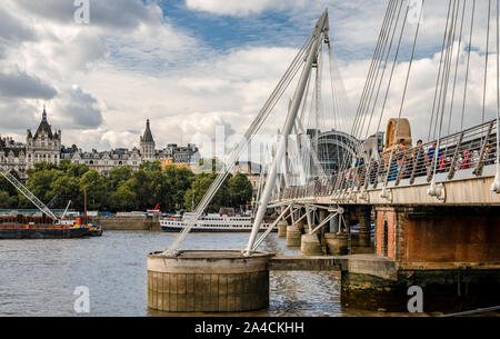 Blick auf die Golden Jubilee Bridges vom Südufer mit Victoria Embankment und Whitehall Gardens im Hintergrund. London, Großbritannien. Stockfoto