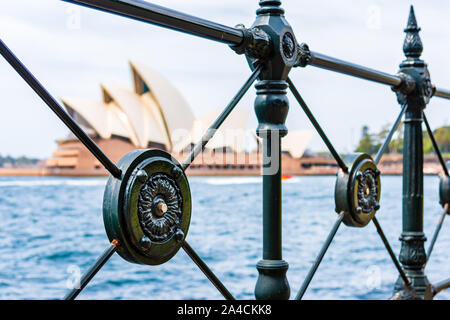 Hafen von Sydney mit dem Opernhaus im Hintergrund, durch einen Zaun Stockfoto