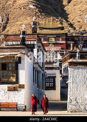 Shigatse, China - 26. Dezember 2018: die buddhistischen Mönch zu Fuß in der traditionellen Tashilhunpo Kloster in Tibet Provinz. Stockfoto