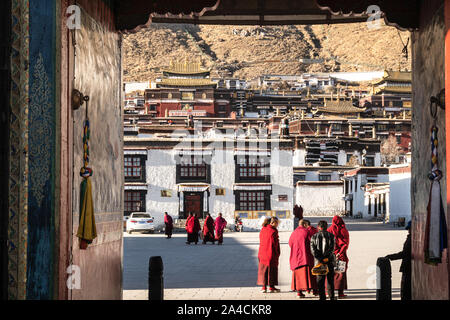 Shigatse, China - 26. Dezember 2018: die buddhistischen Mönch zu Fuß in der traditionellen Tashilhunpo Kloster in Tibet Provinz. Stockfoto