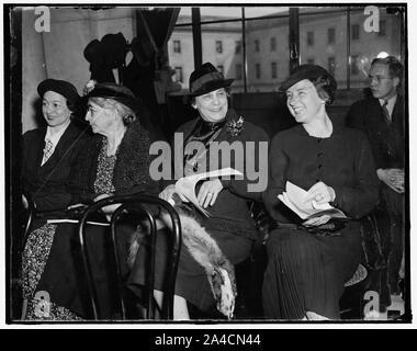 Die Frauen scheinen in der [...] Washington, D.C., März 25. Im Senat Justiz Hörfähigkeit heute im Capitol waren nach rechts: Frau W.R. links Harris von Dallas, Tex und Mrs William Gibbs McAdoo, Ehefrau von Senator McAdoo von Kalifornien Stockfoto