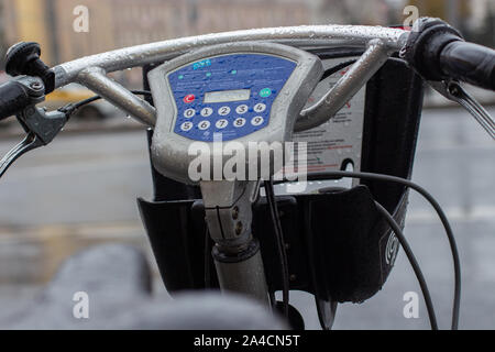 12-10-2019, Moskau, Russland. Stadt Miete von Transport- und Sportgeräte, eine elektronische Steuereinheit für ein Fahrrad mieten. Regentropfen auf einem Auserwählten Stockfoto