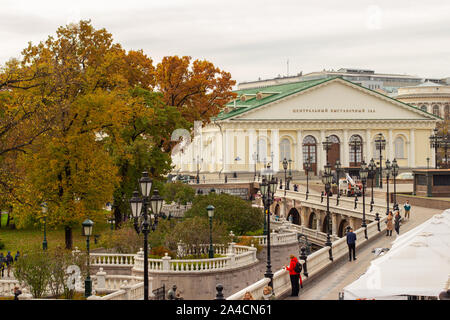 12-10-2019, Moskau, Russland. Herbst Stadtbild, zentralen Messegelände am Ochotny Rjad Straße. Touristen und Bürger Spaziergang in einem Park im Stadtzentrum Stockfoto