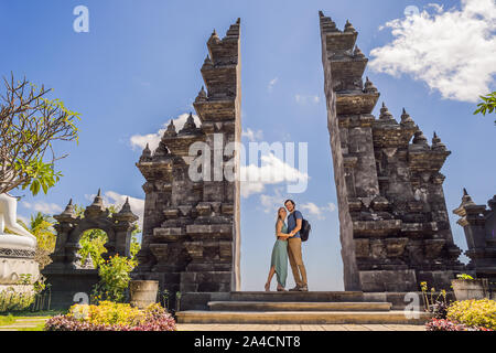 Liebende paar Touristen in budhist Tempel Brahmavihara-arama Banjar Bali, Indonesien. Flitterwochen Stockfoto