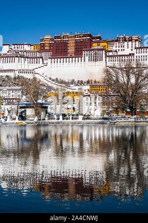 Atemberaubende Aussicht und Reflexion des berühmten Potala Palast im Herzen von Lhasa in Tibet in der Provinz in China an einem sonnigen Wintertag Stockfoto