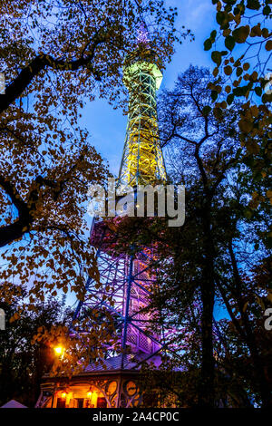 Prager Petrin Aussichtsturm Prag zur blauen Stunde Stockfoto