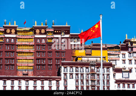 Chinesischen Nationalen Flagge vor dem berühmten Potala Palast in der Altstadt von Lhasa in Tibet. Stockfoto