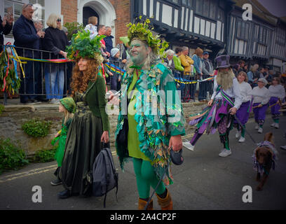 Jack im Grünen, auch als Jack o'der Grünen, ist ein englischer Folk Custom mit Feier des 1. Mai in Hastings, Großbritannien bekannt. Es handelt sich um eine Pyramide oder konischen Korbweide oder hölzernen Rahmen, der geschmückt ist mit Laub von einer Person getragen wird und im Rahmen einer Prozession, die häufig von Musikern begleitet. Stockfoto