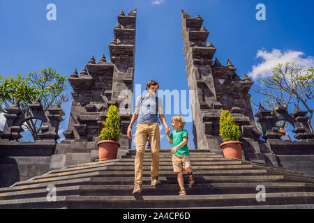 Vater und Sohn Touristen in budhist Tempel Brahmavihara-arama Banjar Bali, Indonesien. Flitterwochen Stockfoto