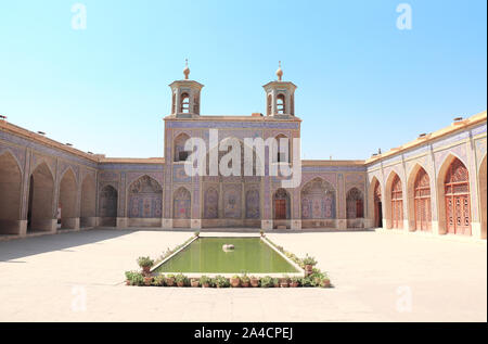 Pool im traditionellen Innenhof des Nasir al-Mulk Moschee (Rosa) Moschee in Shiraz, Iran Stockfoto