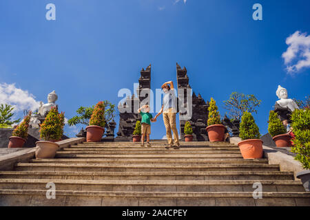 Vater und Sohn Touristen in budhist Tempel Brahmavihara-arama Banjar Bali, Indonesien. Flitterwochen Stockfoto