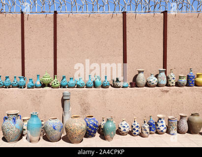 Traditionelle iranische Souvenirs - bunte Tontöpfe und Krüge, Yazd, Iran Stockfoto