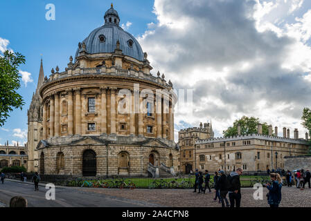 Blick auf die Radcliffe Camera in Oxford, Großbritannien. Es wurde 1749 erbaut, um die Radcliffe Science Library zu beherbergen. Die Bodleian Bibliothek befindet sich auf der rechten Seite. Stockfoto