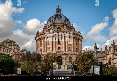 Blick auf die Radcliffe Camera in Oxford, Großbritannien. Es wurde 1749 erbaut, um die Radcliffe Science Library zu beherbergen. Die Bodleian Bibliothek befindet sich auf der rechten Seite. Stockfoto