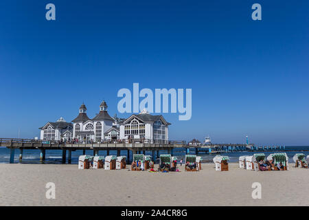 Liegen vor der Seebrücke in Sellin auf Rügen, Deutschland Stockfoto