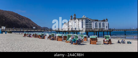 Panorama der Liegen vor der Seebrücke in Sellin auf Rügen, Deutschland Stockfoto