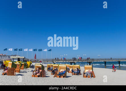 Menschen in traditionellen liegen in Binz auf Rügen, Deutschland Stockfoto