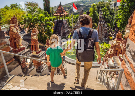 Vater und Sohn Touristen in budhist Tempel Brahmavihara-arama Banjar Bali, Indonesien. Flitterwochen Stockfoto