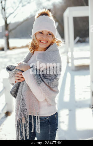 Junge blonde Frau in einem Winter Park Stockfoto