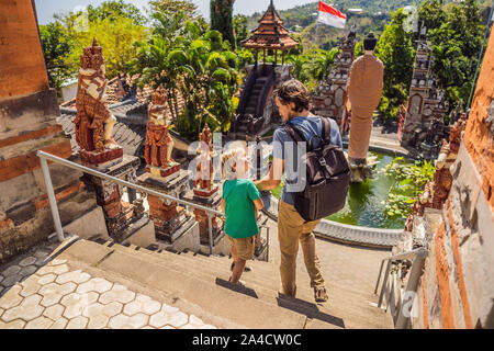 Vater und Sohn Touristen in budhist Tempel Brahmavihara-arama Banjar Bali, Indonesien. Flitterwochen Stockfoto