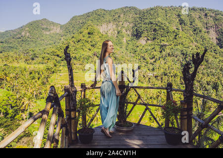 Junge Frau Tourist auf dem Hintergrund der tropischen Dschungel von Bali. Wald und Berg. Bali Travel Concept Stockfoto