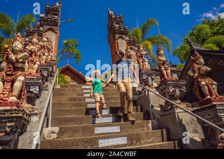 Vater und Sohn Touristen in budhist Tempel Brahmavihara-arama Banjar Bali, Indonesien. Flitterwochen Stockfoto