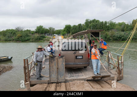 Die hand zog Los Ebanos Fähre oder El Chalan, formal wie die Los Ebanos-Diaz Ordaz Ferry, eine Hand bekannt betriebene Seilbahn/Fußgängerzone Fähre fährt über dem Rio Grande Fluss zwischen Los Ebanos, Texas und Gustavo Diaz Ordaz, Tamaulipas, Mexiko Stockfoto