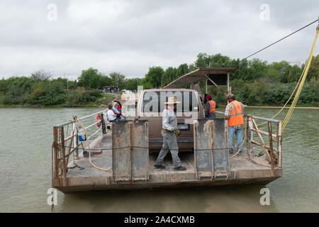 Die hand zog Los Ebanos Fähre oder El Chalan, formal wie die Los Ebanos-Diaz Ordaz Ferry, eine Hand bekannt betriebene Seilbahn/Fußgängerzone Fähre fährt über dem Rio Grande Fluss zwischen Los Ebanos, Texas und Gustavo Diaz Ordaz, Tamaulipas, Mexiko Stockfoto