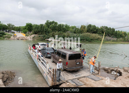 Die hand zog Los Ebanos Fähre oder El Chalan, formal wie die Los Ebanos-Diaz Ordaz Ferry, eine Hand bekannt betriebene Seilbahn/Fußgängerzone Fähre fährt über dem Rio Grande Fluss zwischen Los Ebanos, Texas und Gustavo Diaz Ordaz, Tamaulipas, Mexiko Stockfoto