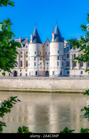 Paris, Blick auf die seine mit der Conciergerie auf der ile de la Cite und der Pont-Neuf Stockfoto