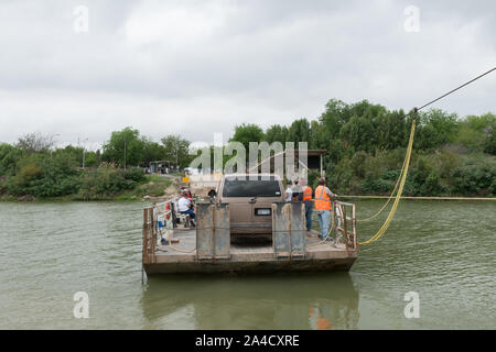 Die hand zog Los Ebanos Fähre oder El Chalan, formal wie die Los Ebanos-Diaz Ordaz Ferry, eine Hand bekannt betriebene Seilbahn/Fußgängerzone Fähre fährt über dem Rio Grande Fluss zwischen Los Ebanos, Texas und Gustavo Diaz Ordaz, Tamaulipas, Mexiko Stockfoto